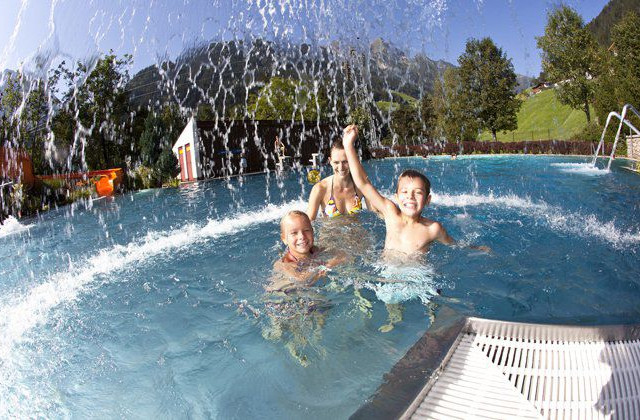 Die ganze Familie kühlt sich ab im Freibad