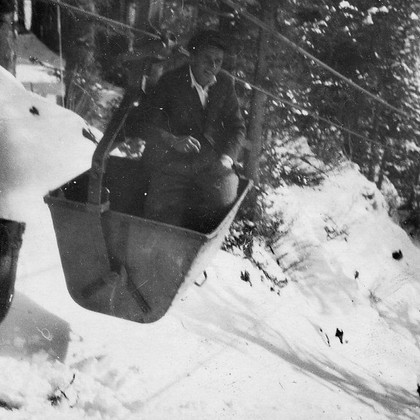 In der Materialseilbahn hinauf ins Magnesitbergwerk.