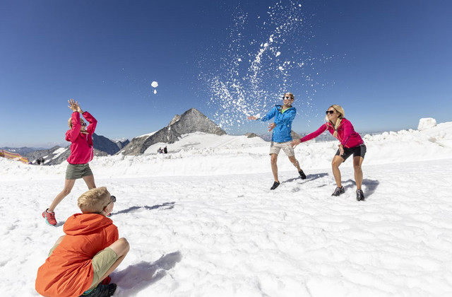 Schneeballschlacht am Hintertuxer Gletscher