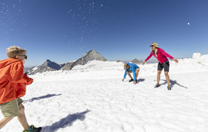Schneeballschlacht am Hintertuxer Gletscher