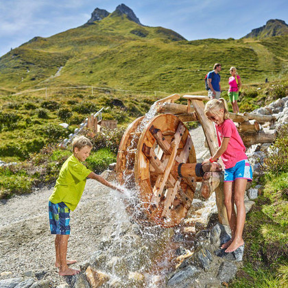 Kids beim Spielen mit Wasser in den TUX-Welten