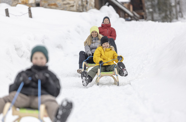 Lustige Rodelpartie mit der ganzen Familie
