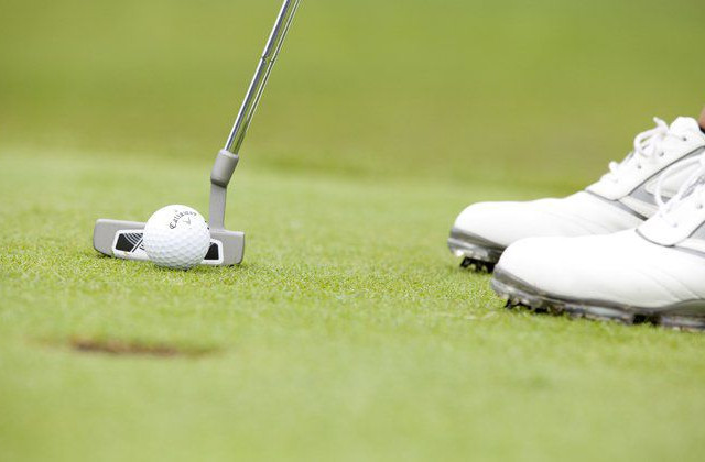 Abschlag für eine anspruchsvolle Golfpartie